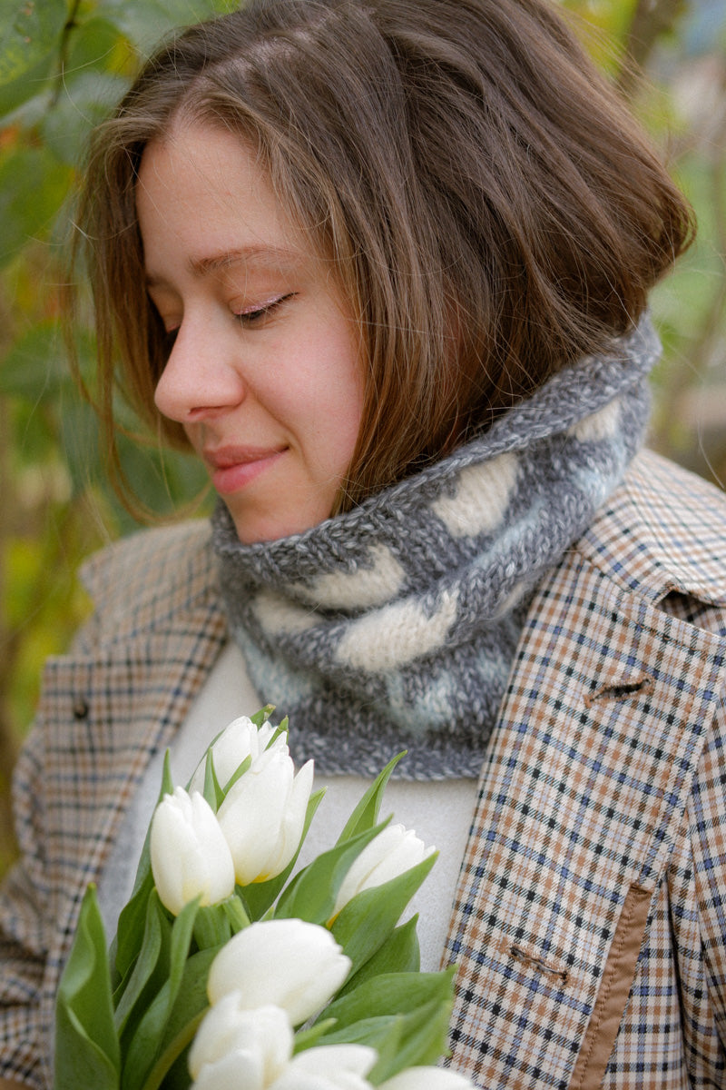 Winter Bulbs Cowl by Laura Mimosa Cafe Lanar