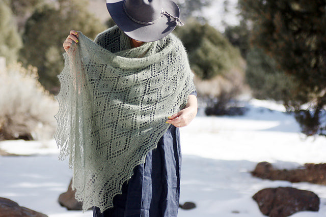 Rosemary Hill - The Through The Gate Gently Shawl kit de laine