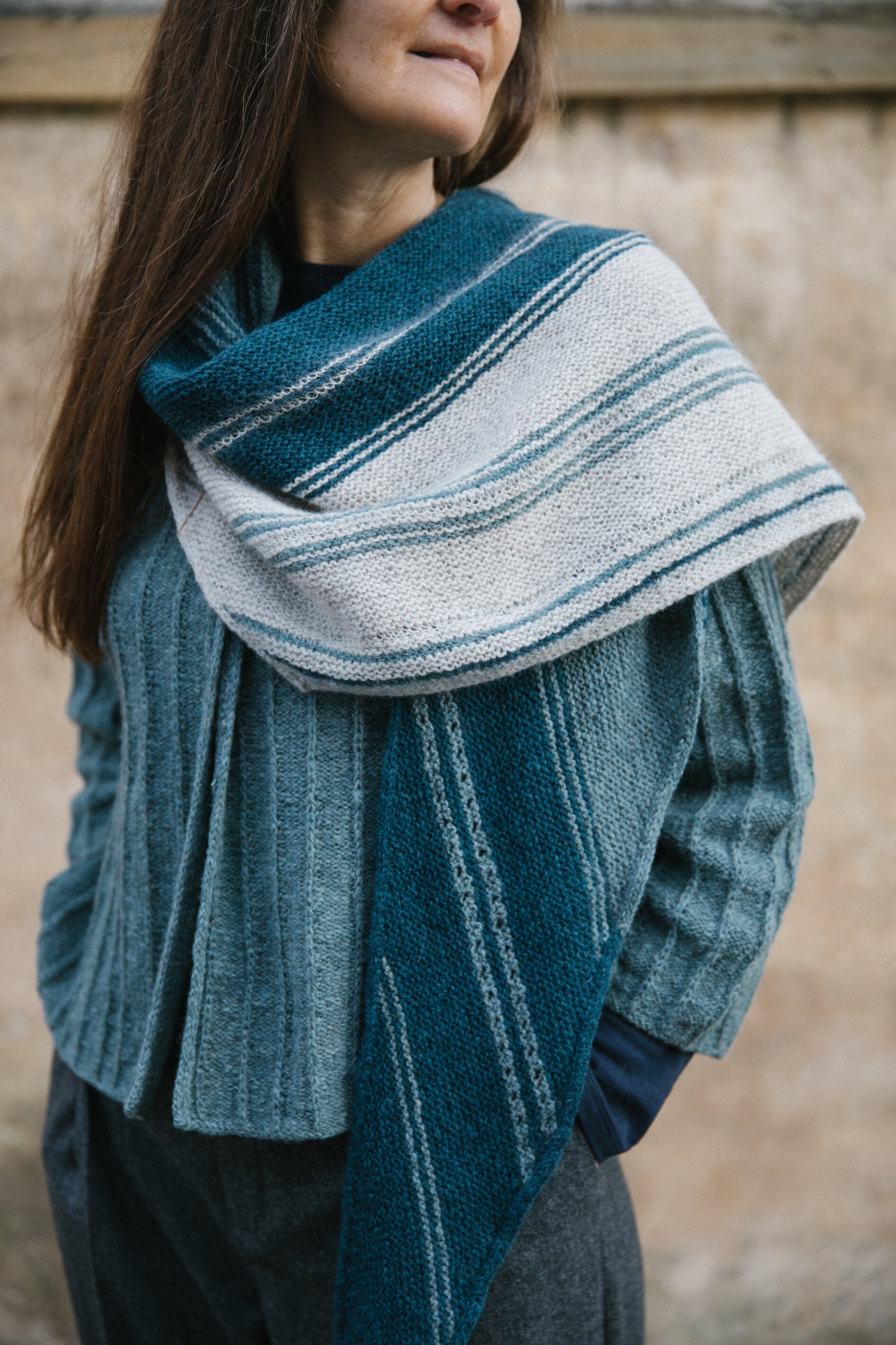 WH - Biches & Bûches no. 75 - blue moves scarf - pdf pattern in English